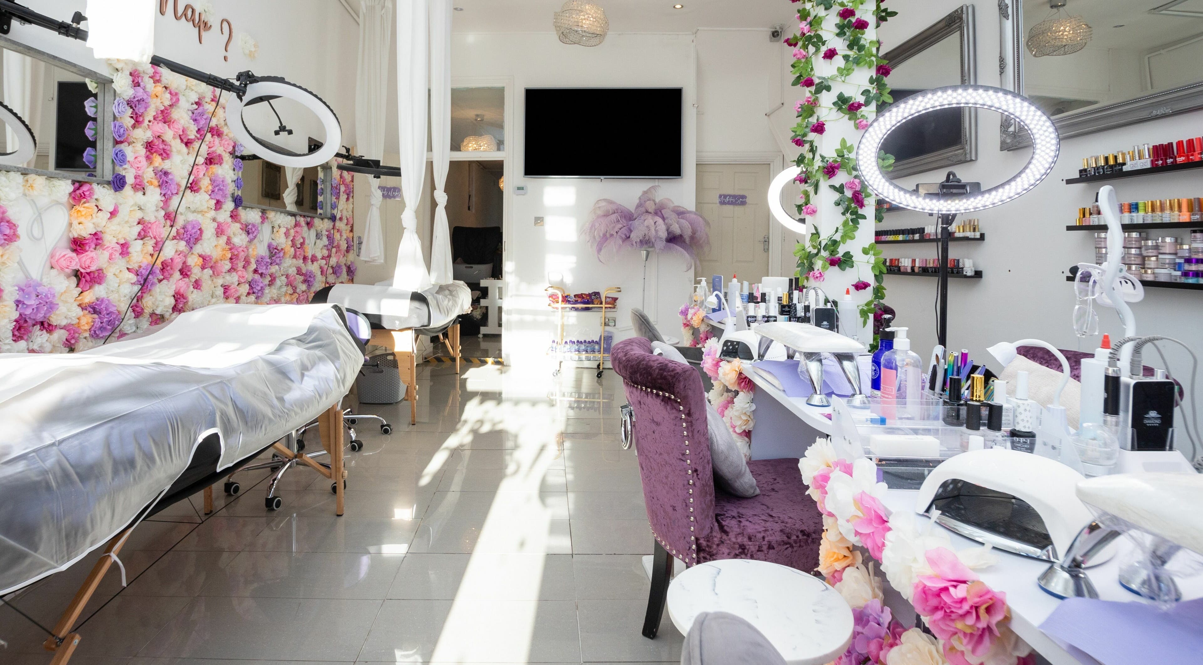 10:15 Aesthetics interior with floral decor and beauty stations, London, England, GB.