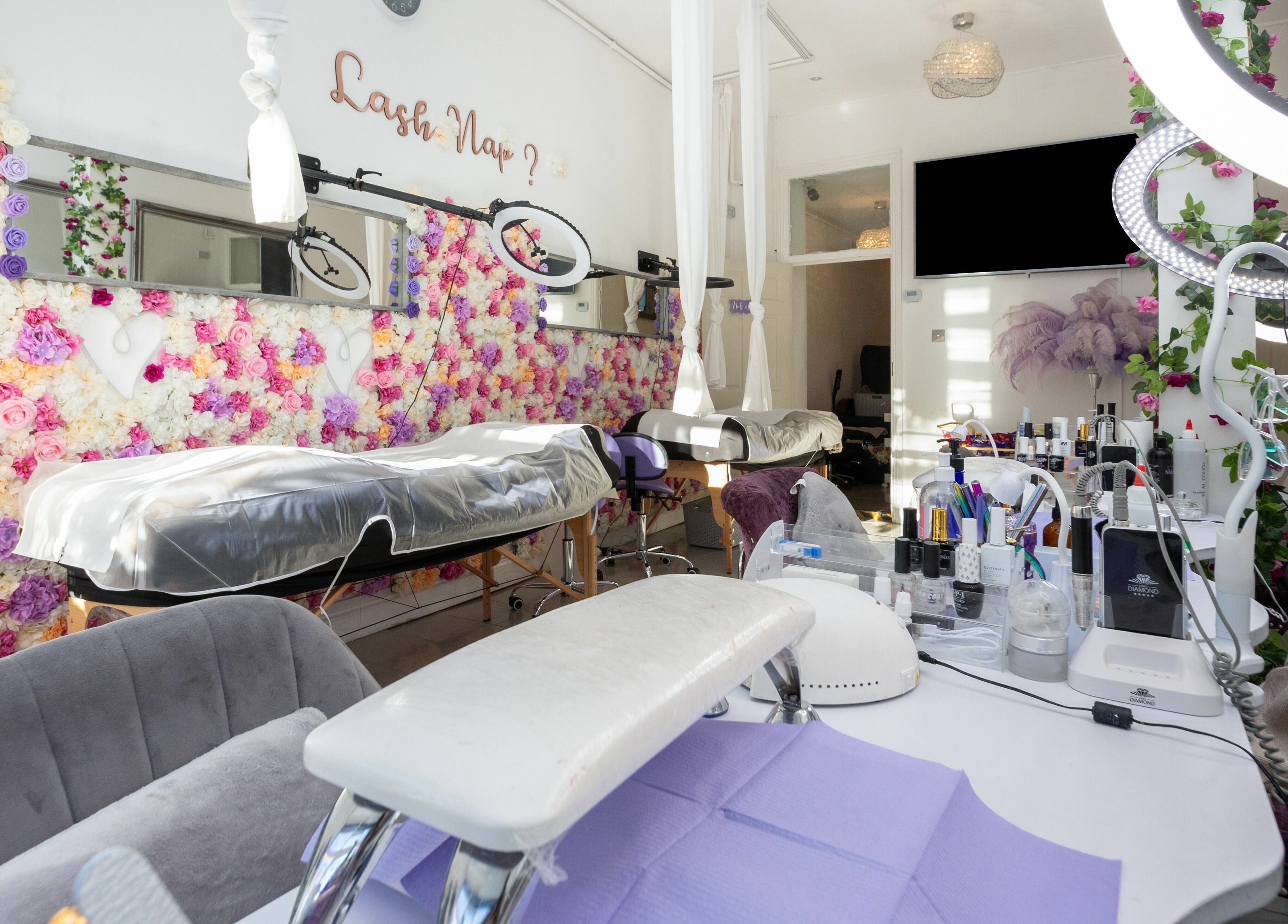 10:15 Aesthetics in London, England, GB offers luxurious beauty treatments in a floral-themed room.