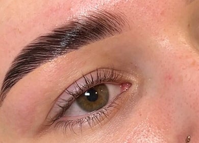 Expertly shaped brow at Sainté Brows, Chermside, Queensland, AU highlights precise grooming and styling.