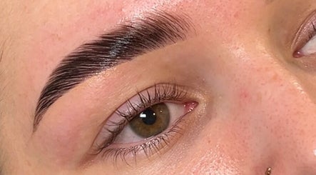 Expertly shaped brow at Sainté Brows, Chermside, Queensland, AU highlights precise grooming and styling.