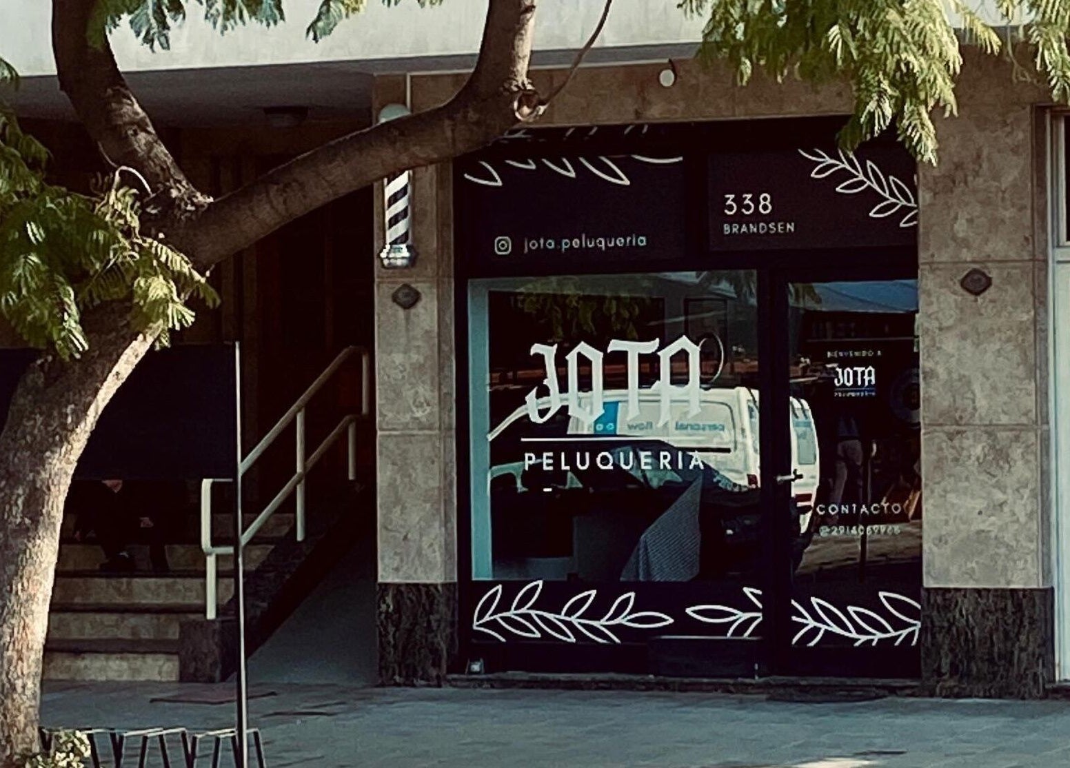 Entrada de Jota Studio en Bahía Blanca, Provincia De Buenos Aires, AR, mostrando su fachada moderna.