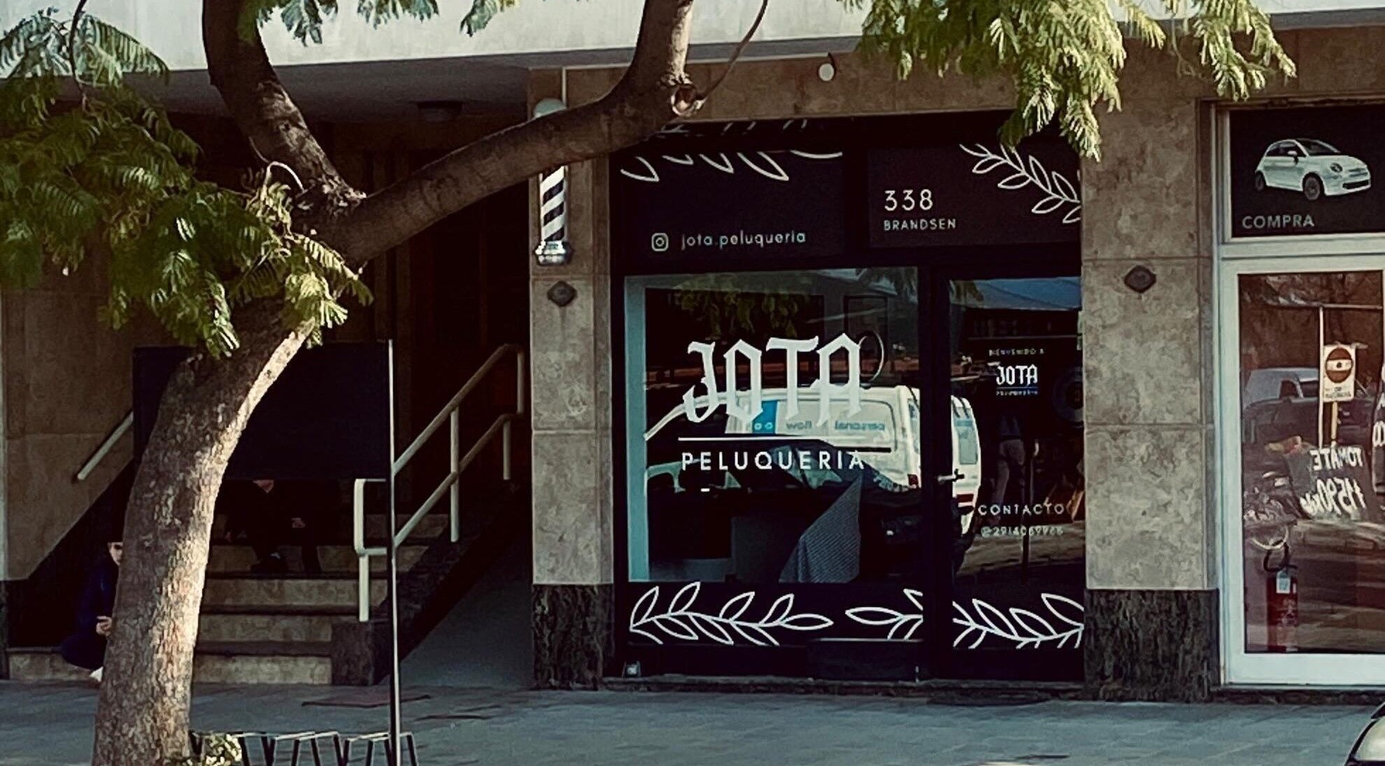 Entrada de Jota Studio en Bahía Blanca, Provincia De Buenos Aires, AR, mostrando su fachada moderna.