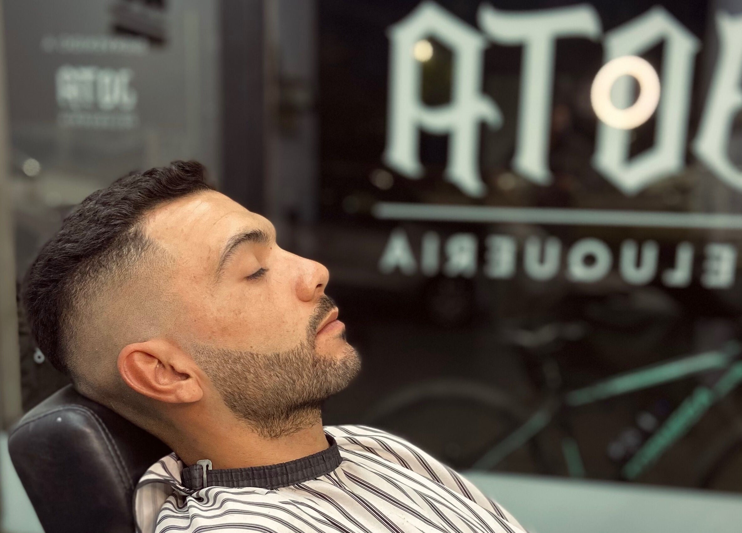 Hombre recibiendo corte en Jota Studio, Bahía Blanca, Provincia De Buenos Aires, AR. Ambiente relajante.