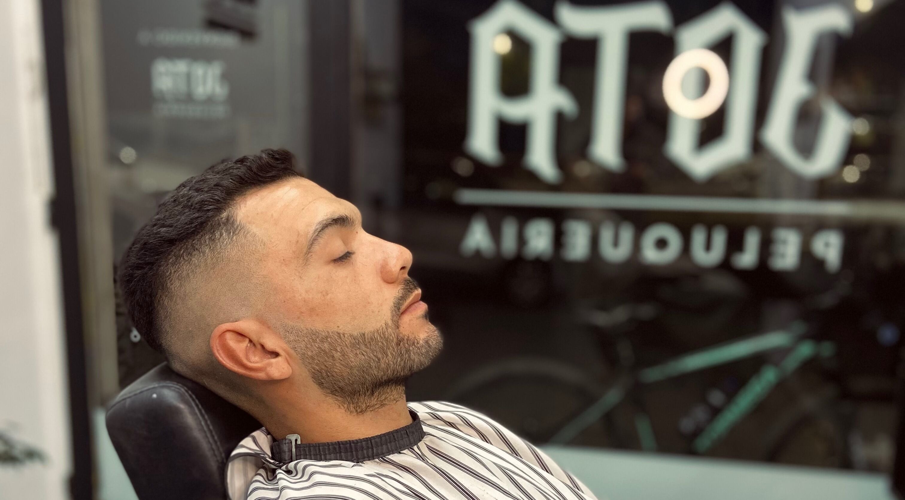 Hombre recibiendo corte en Jota Studio, Bahía Blanca, Provincia De Buenos Aires, AR. Ambiente relajante.