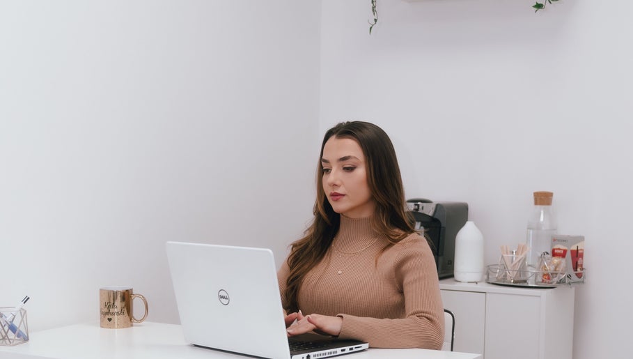 Woman at desk in Keila Kugnharski Aesthetic, Dublin, County Dublin, IE, working on a laptop.
