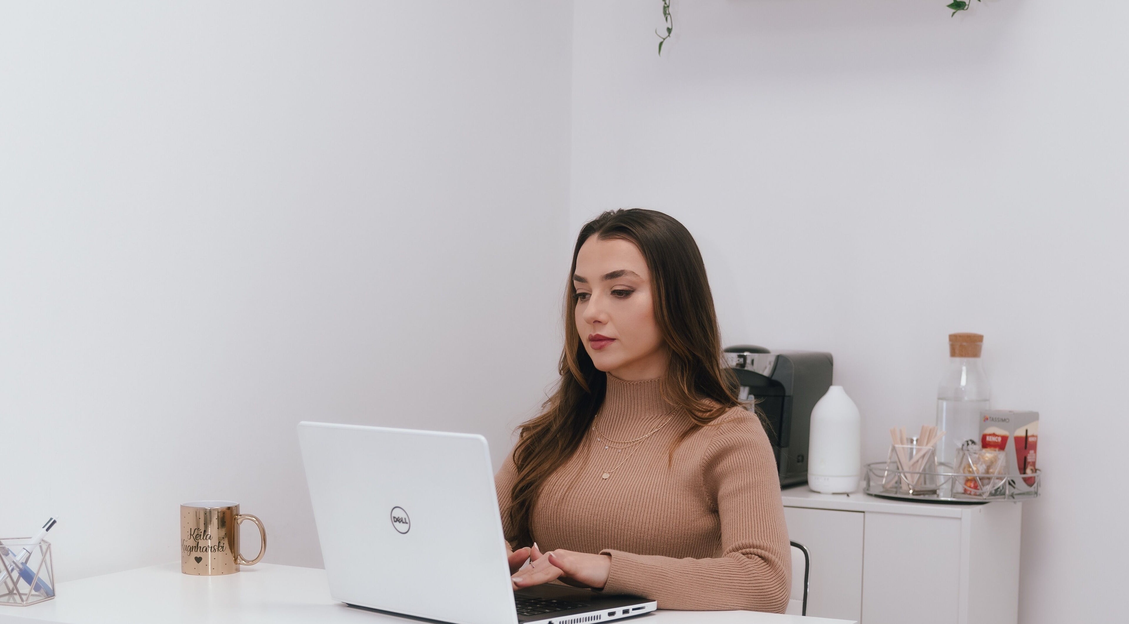 Woman at desk in Keila Kugnharski Aesthetic, Dublin, County Dublin, IE, working on a laptop.