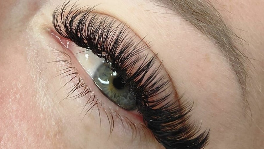 Lashes and Beauty by Rhian kép 1
