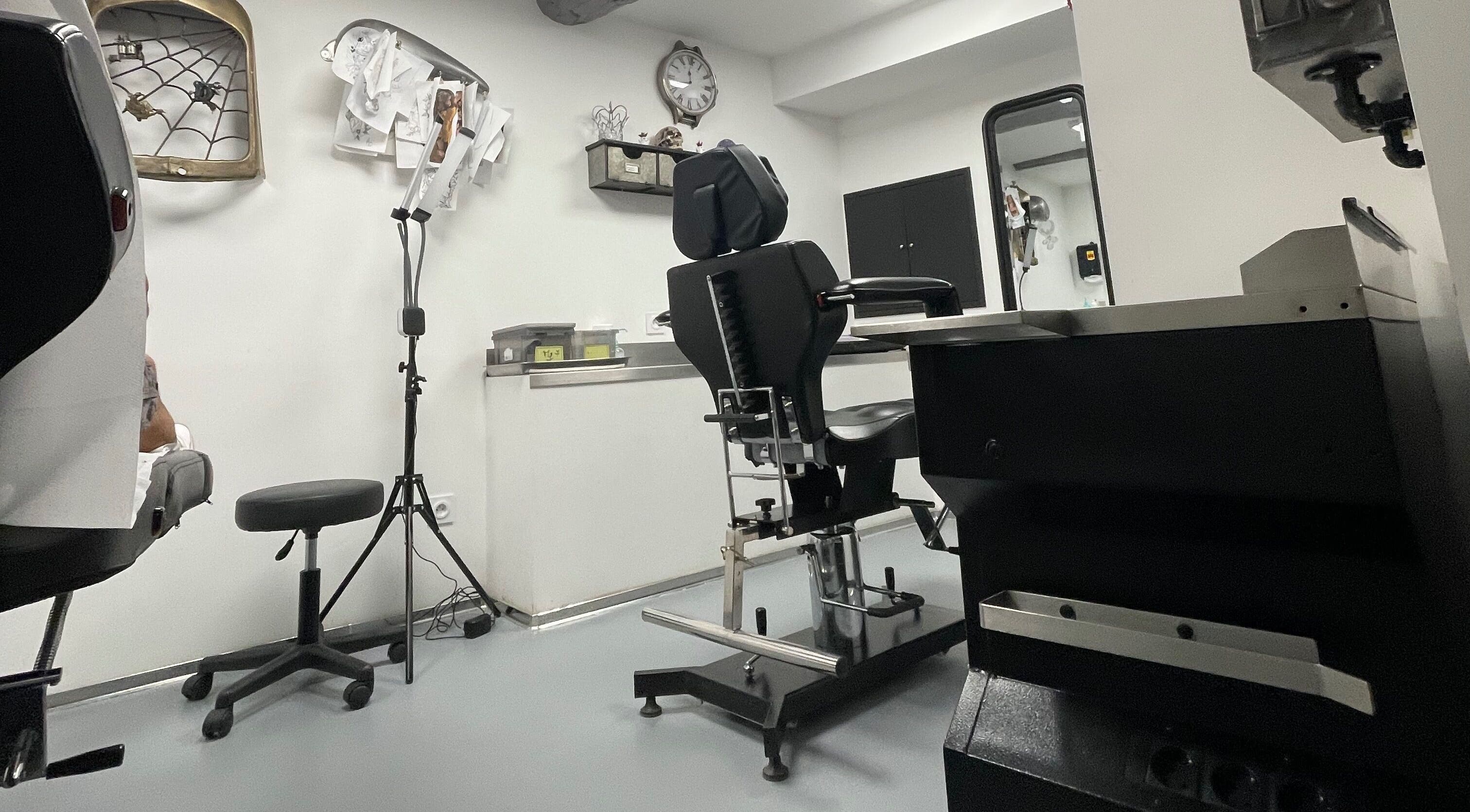Chaise de tatouage moderne à RTC Tattoo Studio, Nyons, Auvergne-rhône-alpes, FR.