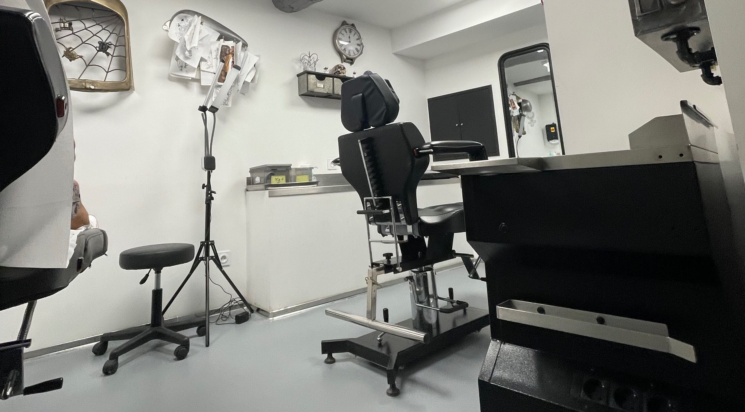 Chaise de tatouage moderne à RTC Tattoo Studio, Nyons, Auvergne-rhône-alpes, FR.