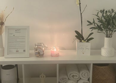 Tranquil decor at Nalin Thai Massage Therapy, Derby, England featuring plants, candles, and cozy towels.
