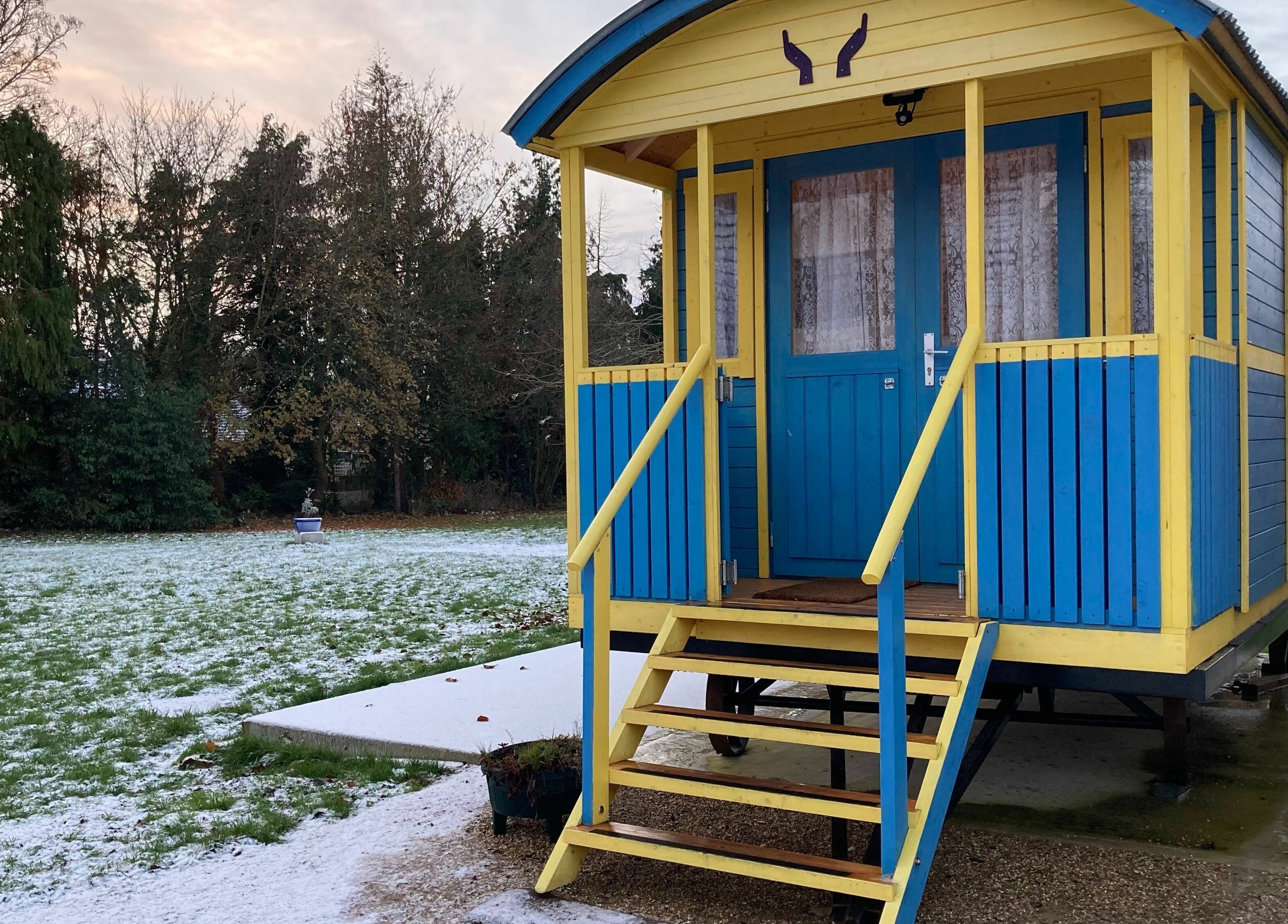 Charming therapy cabin at Emma Cliffe - Holistic and Oncology Massage Therapist in Mulbarton, England, GB.
