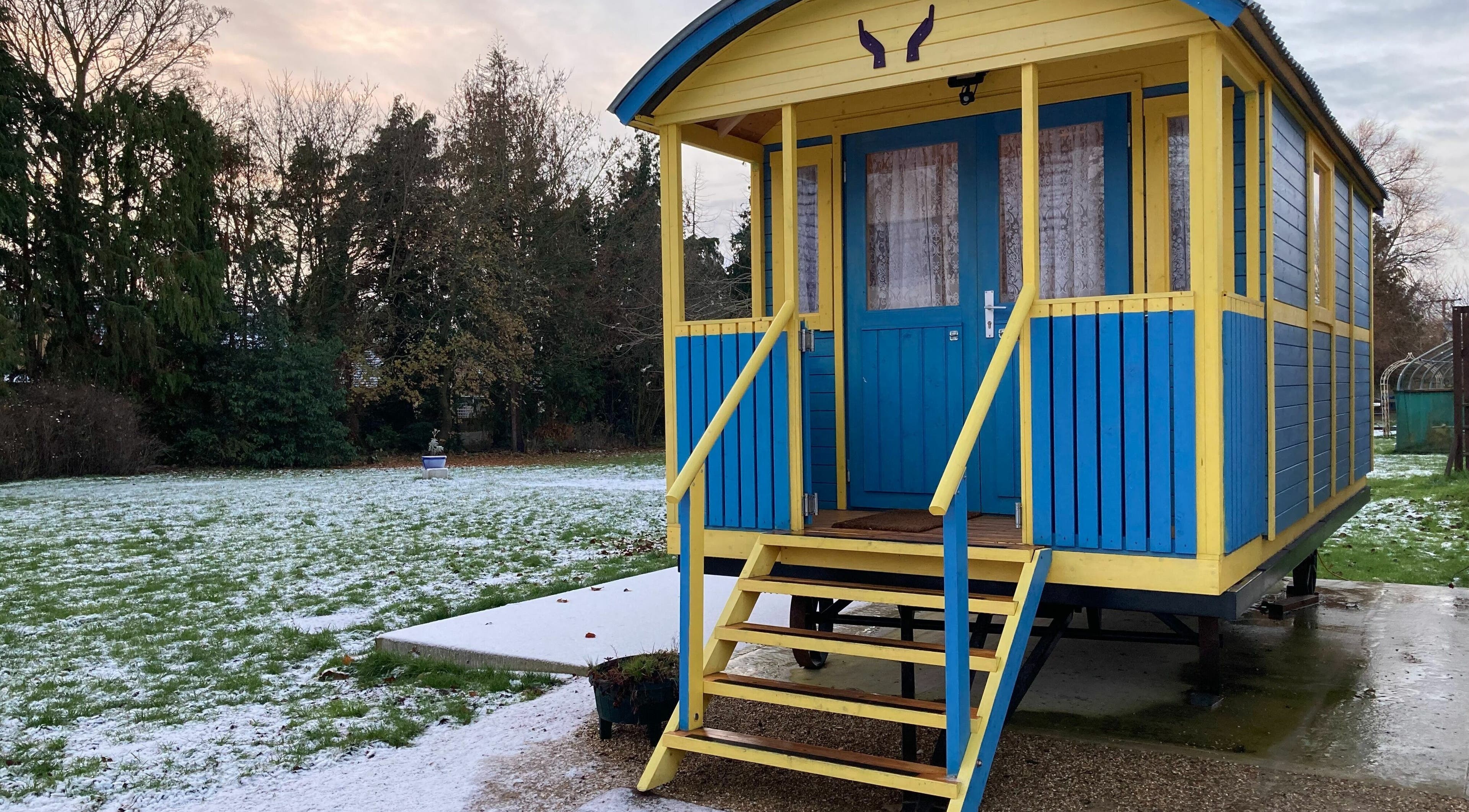 Charming therapy cabin at Emma Cliffe - Holistic and Oncology Massage Therapist in Mulbarton, England, GB.