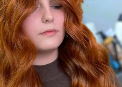 Mulher com cabelo ruivo estilizado no Studio Isabela, Portimão, Faro, PT.