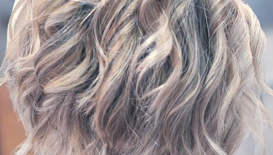 Cabelo ondulado em destaque no Studio Isabela, Portimão, Faro, PT, proporcionando estilo e beleza.