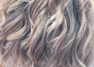 Cabelo ondulado em destaque no Studio Isabela, Portimão, Faro, PT, proporcionando estilo e beleza.