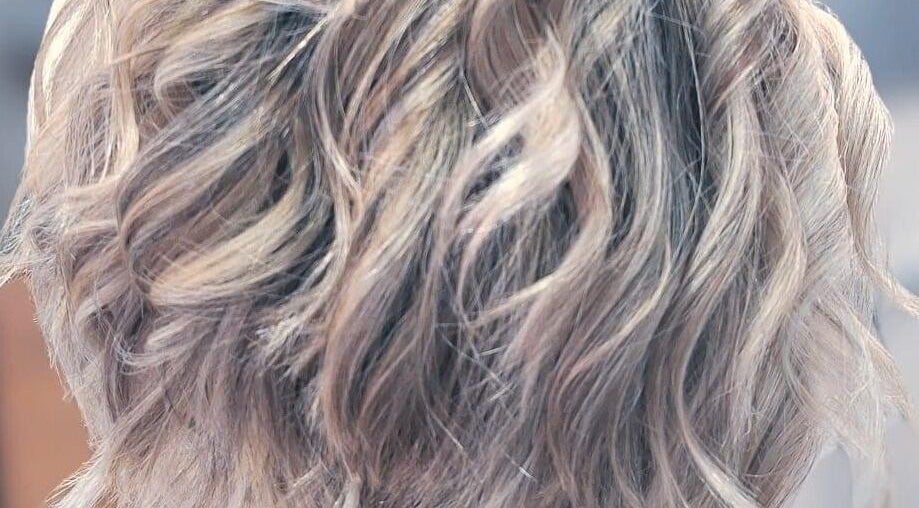 Cabelo ondulado em destaque no Studio Isabela, Portimão, Faro, PT, proporcionando estilo e beleza.