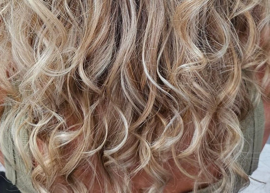 Cabelo loiro ondulado em destaque no Studio Isabela, Portimão, Faro, PT. Beleza natural e brilho impecável.