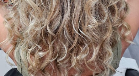 Cabelo loiro ondulado em destaque no Studio Isabela, Portimão, Faro, PT. Beleza natural e brilho impecável.