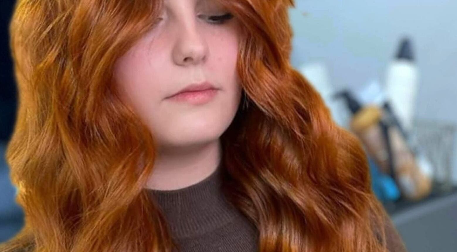 Cabelo ruivo estilizado no Studio Isabela, Portimão, Faro, PT. Fios ondulados com brilho intenso.