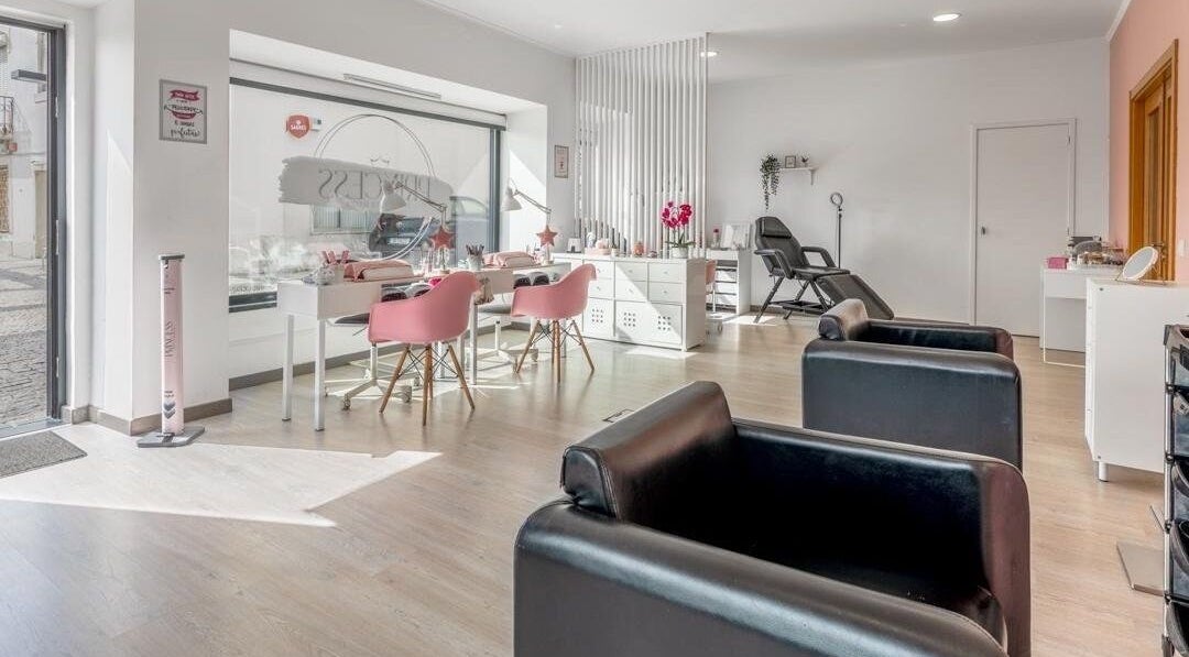 Interior moderno do Princess Instituto de Beleza, Póvoa De Santa Iria, Lisboa, PT, com cadeiras rosas e pretas.