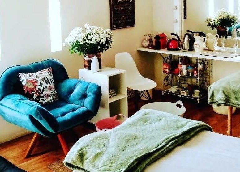 Sala de terapia aconchegante com poltrona azul no KBzen, Cotia, São Paulo, BR.