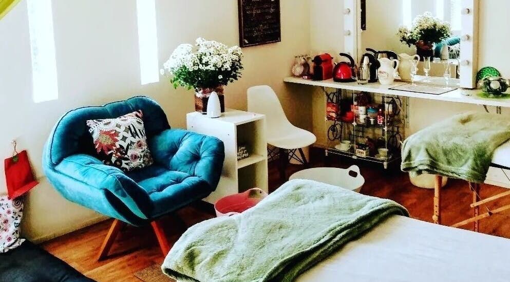 Sala de terapia aconchegante com poltrona azul no KBzen, Cotia, São Paulo, BR.