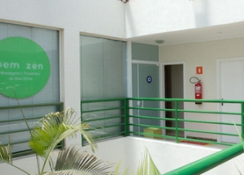 Entrada da KBzen em Cotia, São Paulo, BR, com decoração verde e planta acolhedora.