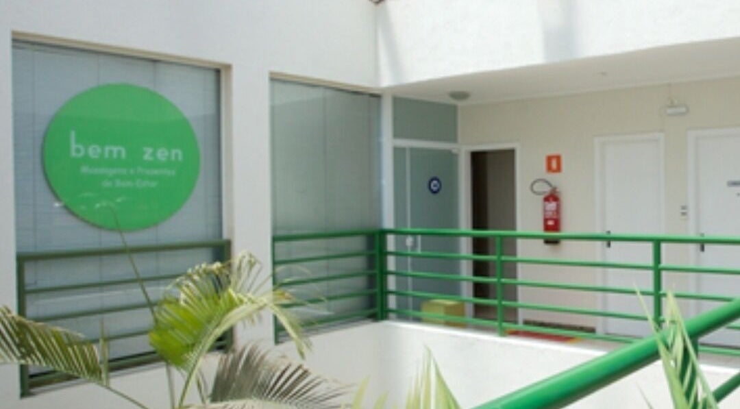 Entrada da KBzen em Cotia, São Paulo, BR, com decoração verde e planta acolhedora.