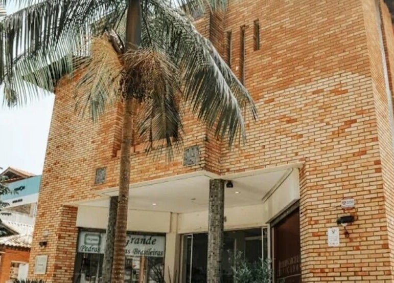 Fachada do KBzen com palmeiras, localizado em Cotia, São Paulo, BR.