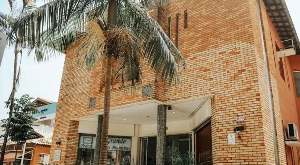 Fachada do KBzen com palmeiras, localizado em Cotia, São Paulo, BR.