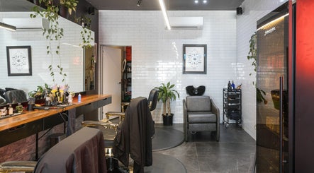 Short And Sweet Barbershop imagem 3