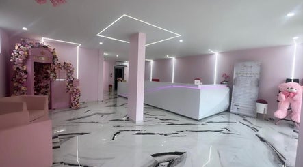 Recepción elegante en Unica Beauty Esthetic, Juncos, Juncos, PR, con decoración floral y mobiliario moderno.