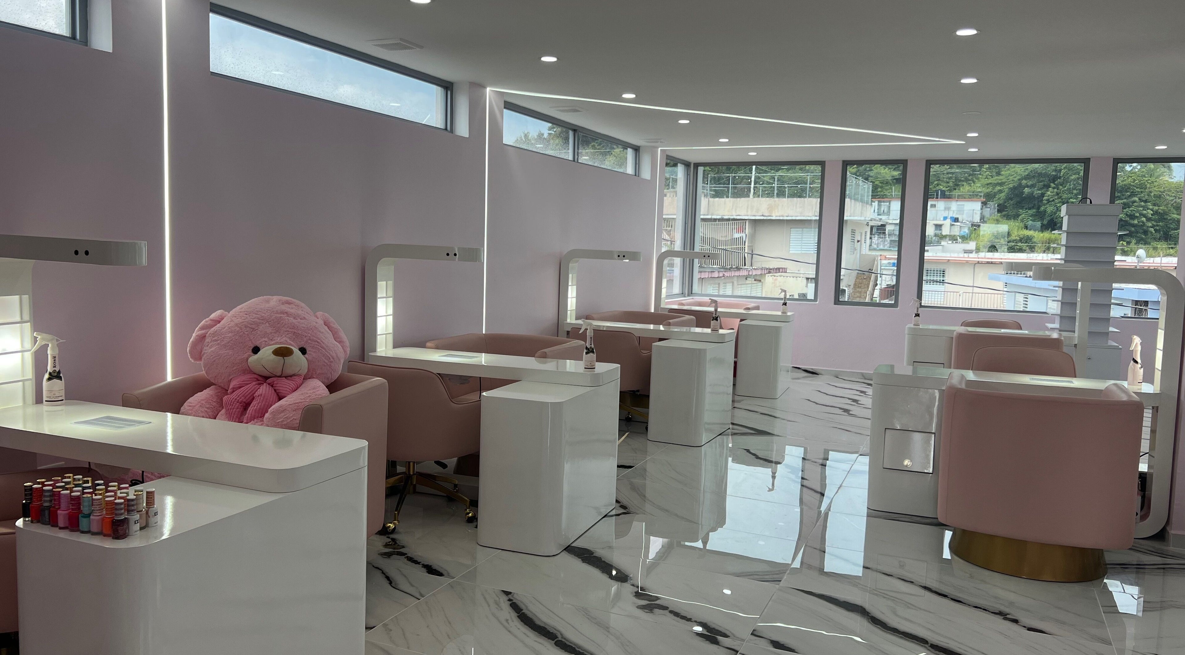 Estaciones modernas de manicura en Unica Beauty Esthetic, Juncos, Juncos, PR, con decoración elegante y osito rosa.