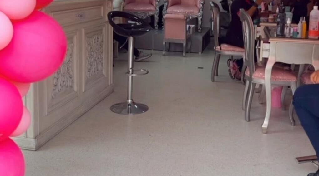 Interior de Queen Beauty Nails Spa Cuidad Jardín en Bogotá, Bogotá, CO, mostrando asientos elegantes y decoración vibrante.