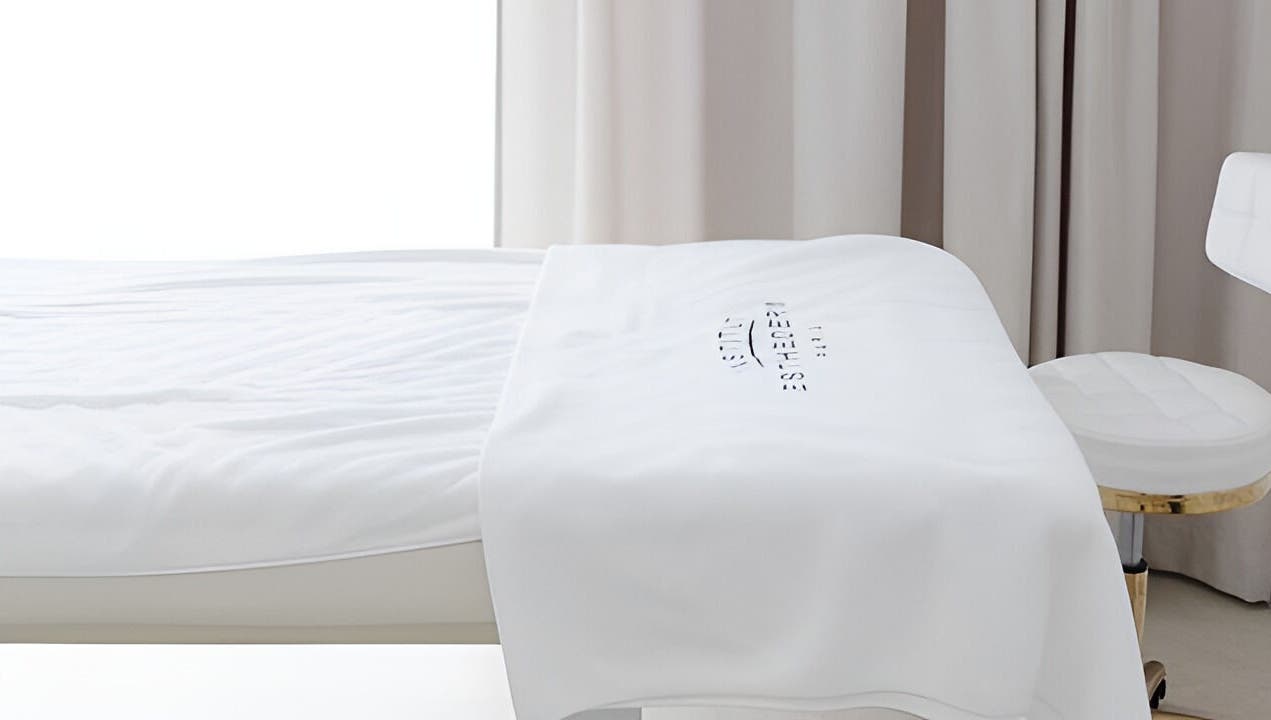 Masážní lůžko v Amati Room, Bratislava, Bratislavský Kraj, SK, připravené pro wellness zážitek.