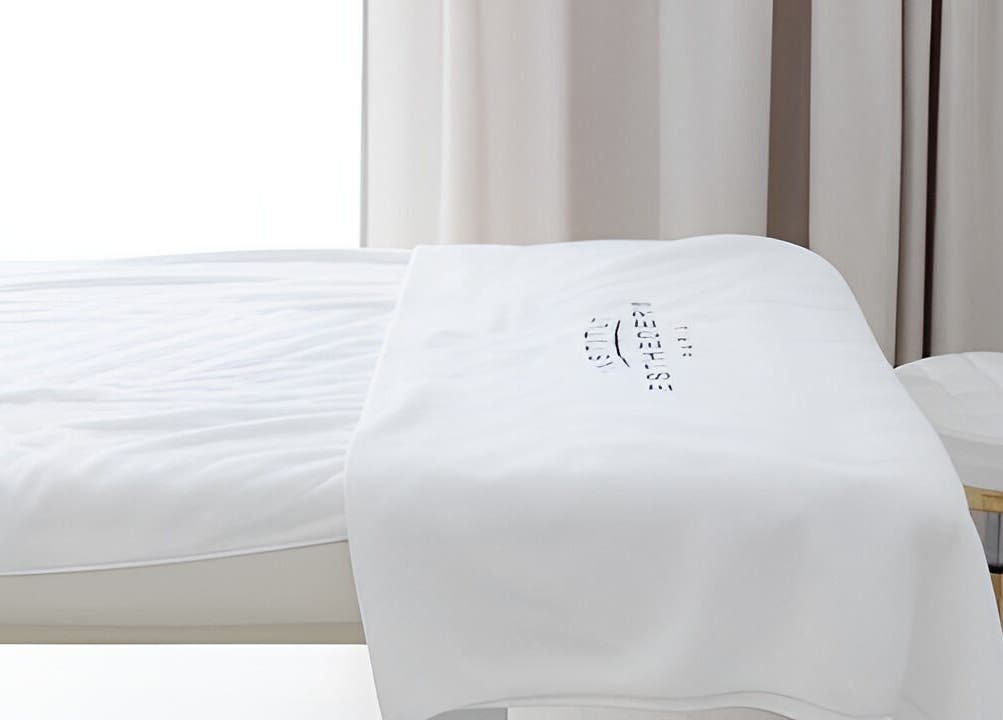 Masážní lůžko v Amati Room, Bratislava, Bratislavský Kraj, SK, připravené pro wellness zážitek.