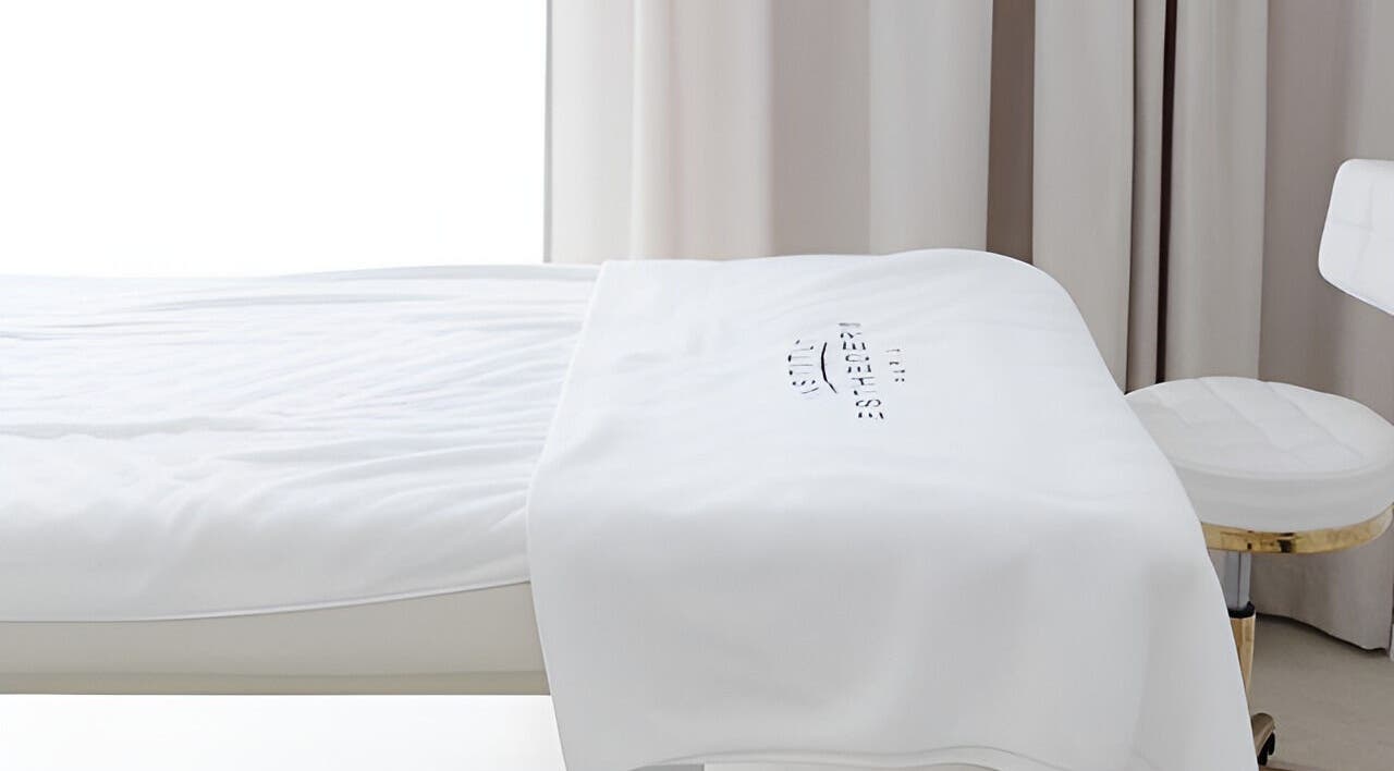 Masážní lůžko v Amati Room, Bratislava, Bratislavský Kraj, SK, připravené pro wellness zážitek.