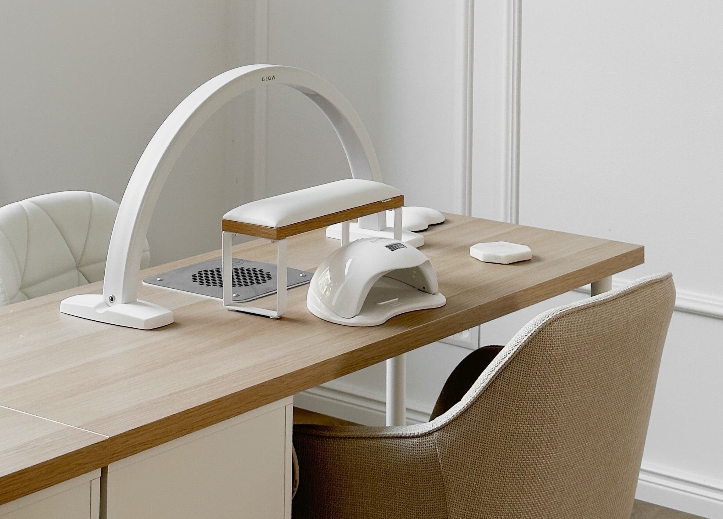 Modern elegant manikúra stanice v Amati Room, Bratislava, Bratislavský Kraj, SK připravena na péči o nehty.