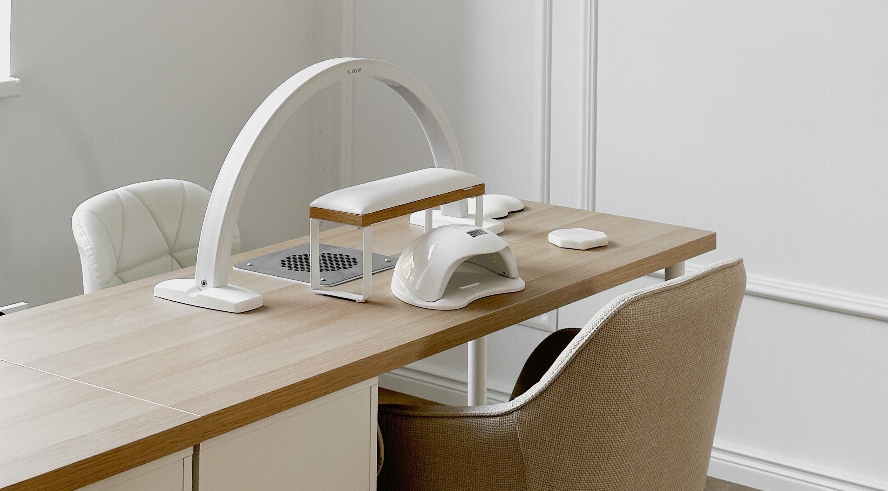 Modern elegant manikúra stanice v Amati Room, Bratislava, Bratislavský Kraj, SK připravena na péči o nehty.