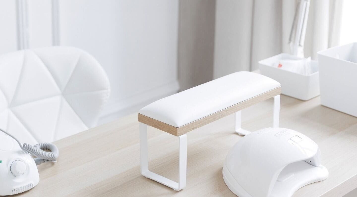 Modern pracovní stůl v Amati Room, Bratislava, Bratislavský Kraj, SK. Stylové bílé zařízení a čistý design.