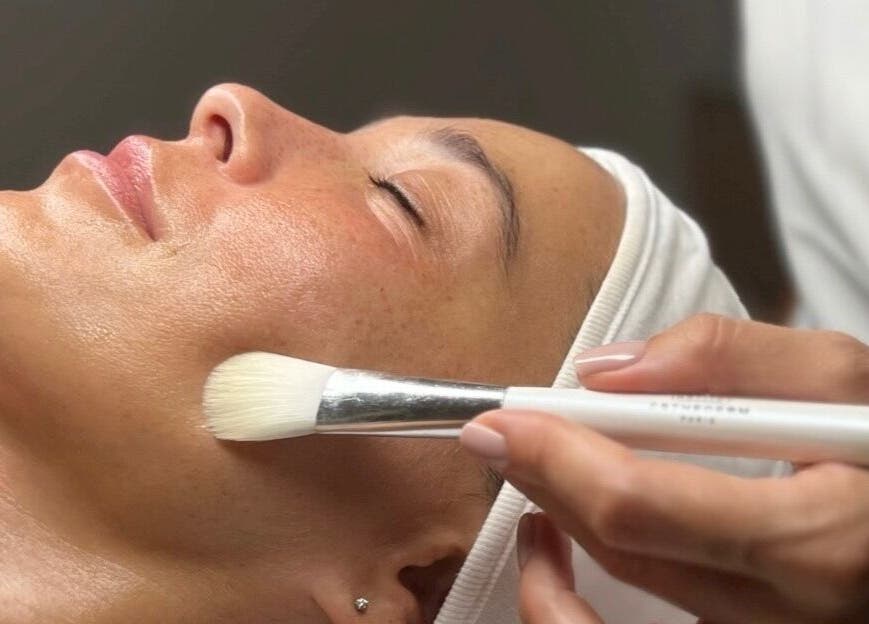 Ošetření obličeje v Amati Room, Bratislava, Bratislavský Kraj, SK. Hladké tahy štětcem na pokožce.