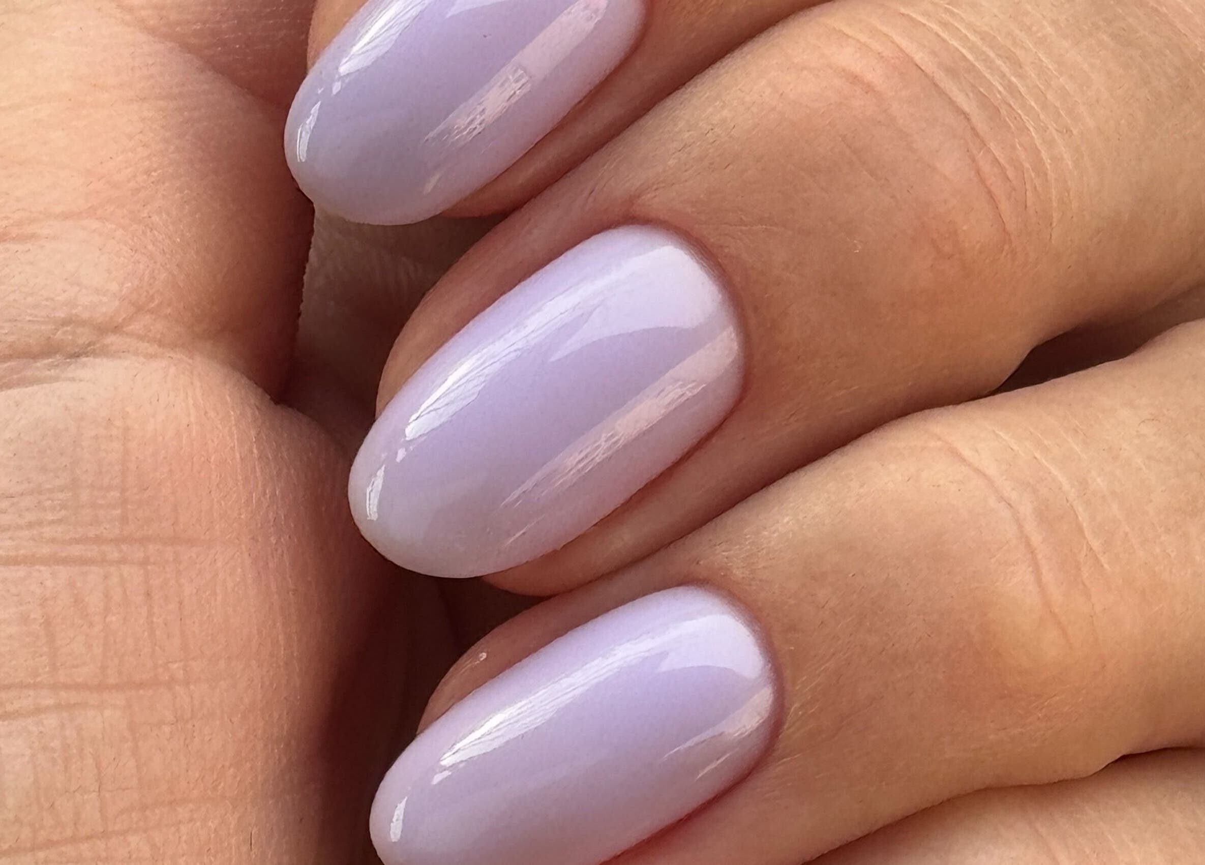 Elegantní fialové nehty na ruce v salonu Amati Room, Bratislava, Bratislavský Kraj, SK.