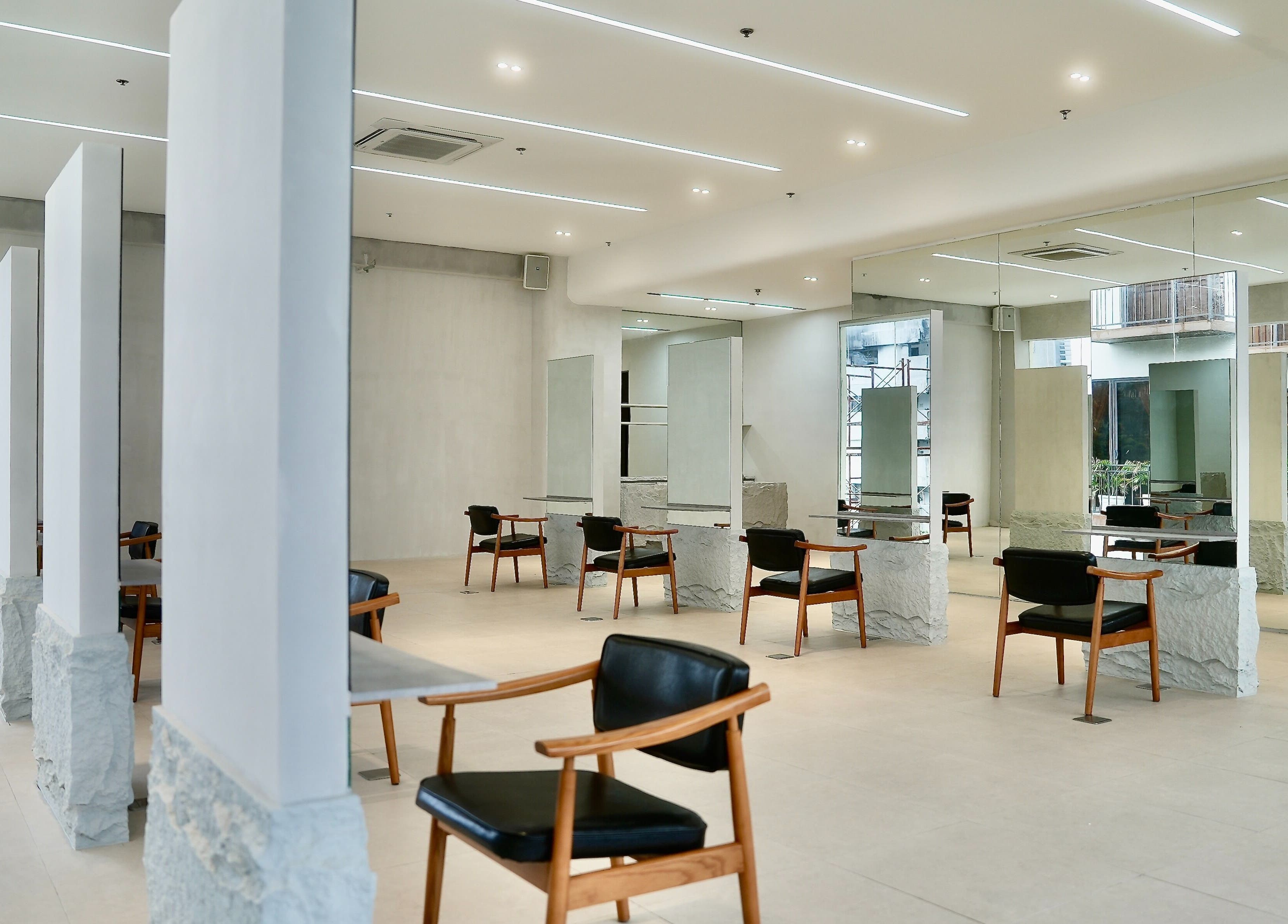 Spacious, modern interior of Rinoa Japanese Hair Salon in Cebu City, Central Visayas, PH with stylish chairs.