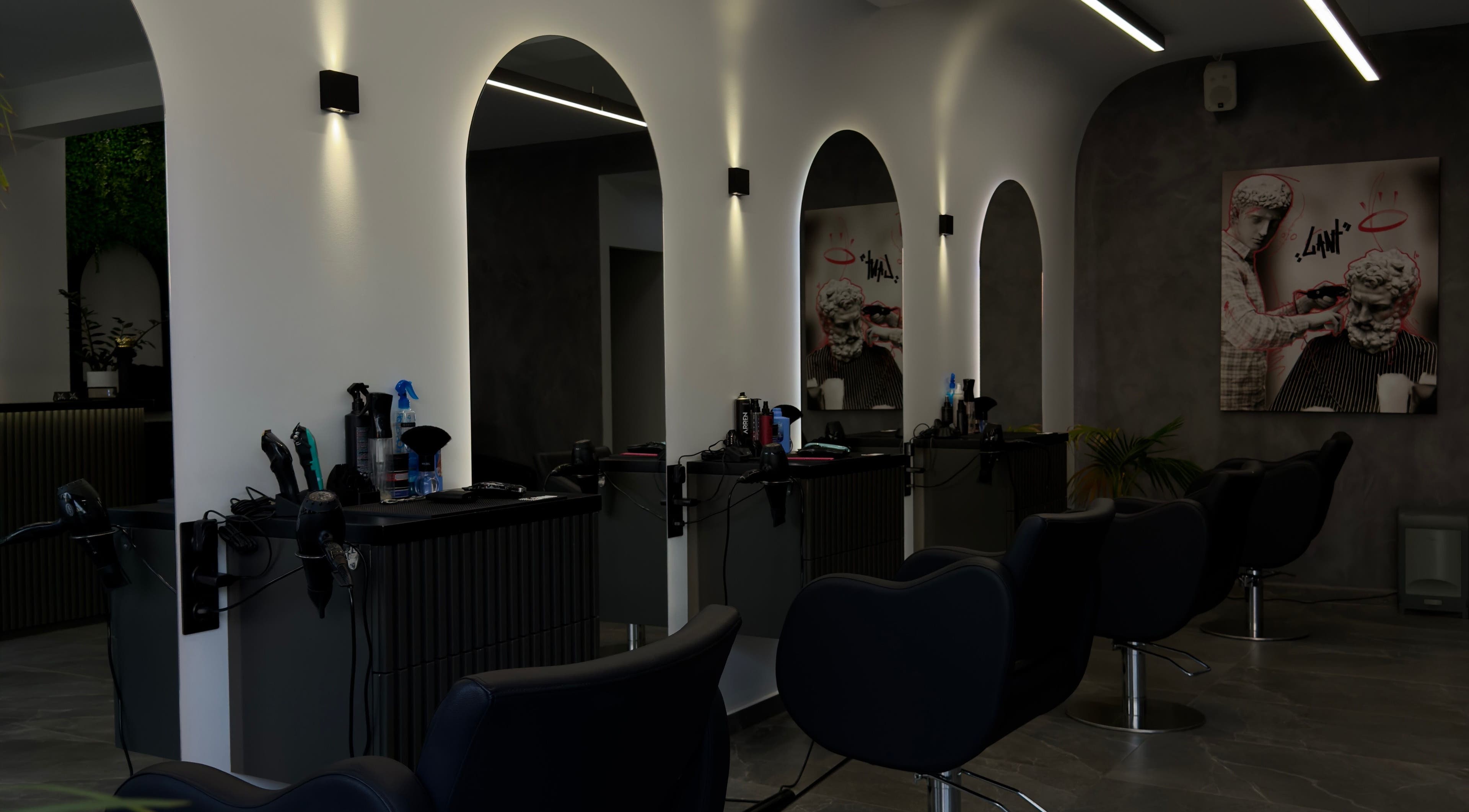 Εσωτερικό του Lant Hair Company στη Νέα Αλικαρνασσό, Κρήτης, GR με σύγχρονη διακόσμηση και άνετες καρέκλες.