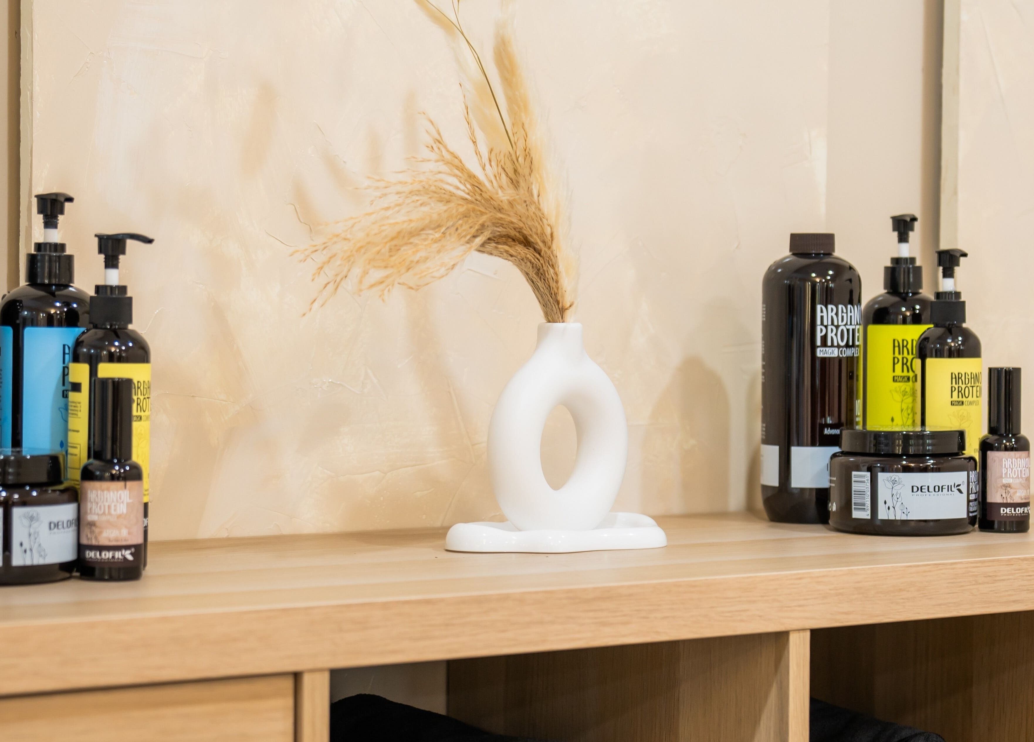 Beauty products displayed on a wooden shelf at Meye - Beautè Verte, Montréal, Québec, CA.