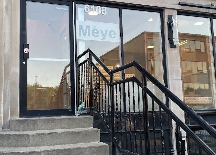 Entrance of Meye - Beautè Verte in Montréal, Québec, CA showcasing glass doors and sleek architecture.