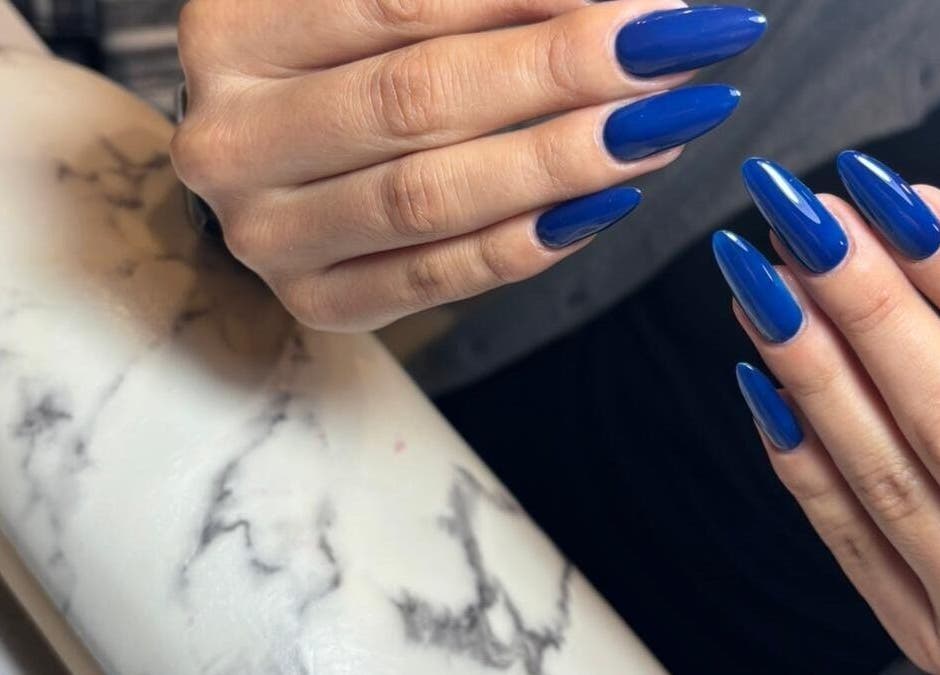 Stylishly manicured blue nails at Meye - Beautè Verte, Montréal, Québec, CA.
