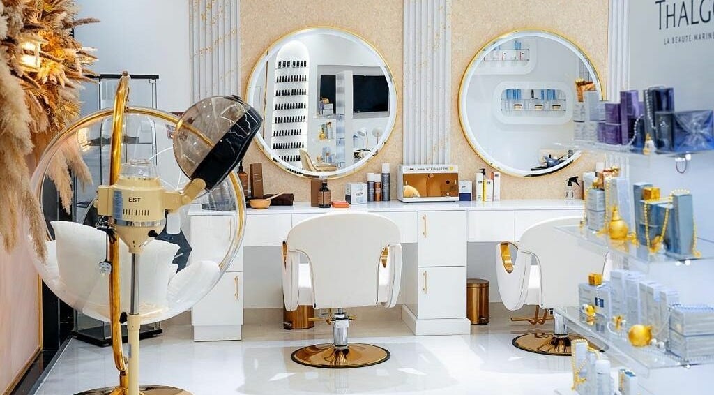 Modern interior of L'instant Beauty Salon in Dubai, AE, featuring stylish chairs and luxury beauty products.