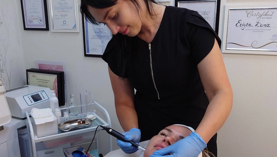 Zabieg twarzy laserem w Skro lashes Agata Skrodzka w Loughborough, England, GB.