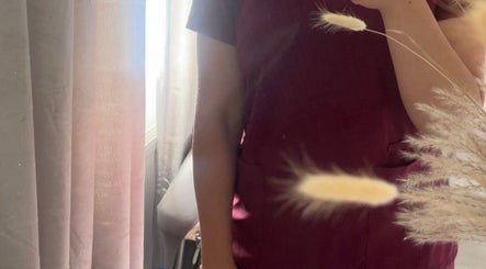 Stylowe wnętrze Skro lashes Agata Skrodzka, Loughborough, England, GB z dekoracją i naturalnym światłem.